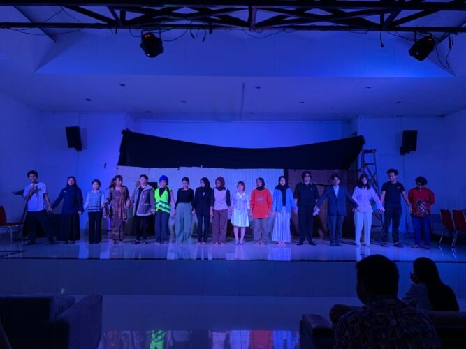 Foto bersama mahasiswa Sastra Indonesia stambuk 2024 saat pertunjukan teater “Negeri Para Pengamat” di Gedung Pagelaran FIB USU, Senin (18/5/2026). | Febryani Cintya Amelia Subarani