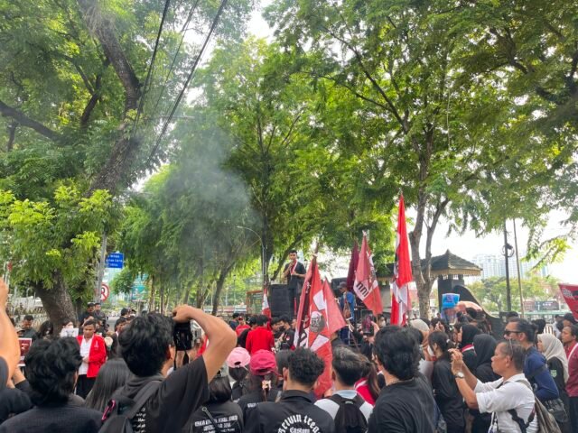 GMNI Sumut melakukan unjuk rasa dalam peringatan Hari Buruh Nasional 2026 di depan Gedung DPRD, Jumat (1/5/2026).| Fristania Nadeak