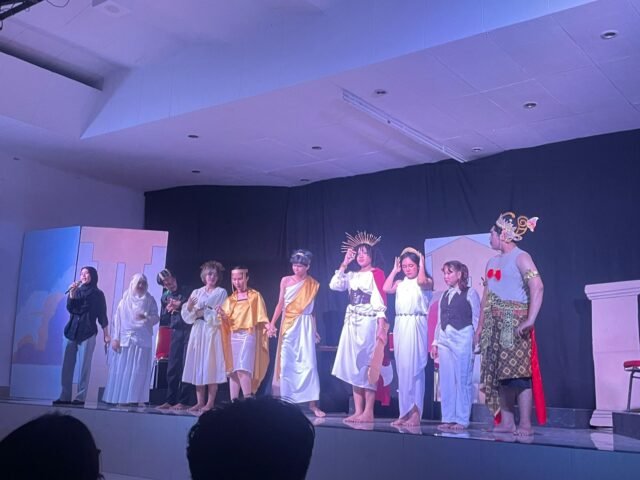 Foto bersama pemeran pertunjukan drama "Sidang" di Gedung Pagelaran FIB USU, Selasa (19/5/2026).| Sumber Istimewa