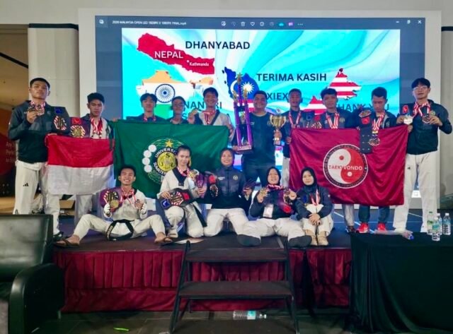 Foto bersama Atlet UKM Taekwondo USU setelah berhasil raih kemenangan di Kejuaraan 9th Gewinn Malaysia International Open Taekwondo Championship 2026, Minggu (03/05/2026). | Sumber Istimewa