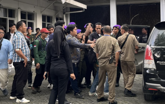 Kericuhan terjadi di depan Gedung DPM USU usai pembacaan putusan akhirsidang Mahkamah Mahasiswa, Kamis (30/4/2026). | Putri Salwa Assyifa