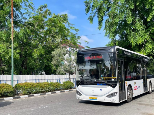 BUS LISTRIK | Armada bus listrik tampak beroperasi melintasi jalanan pembangunan jalur khusus BRT, Selasa (12/05/2026) | Muaz Alfattah Fadhani
