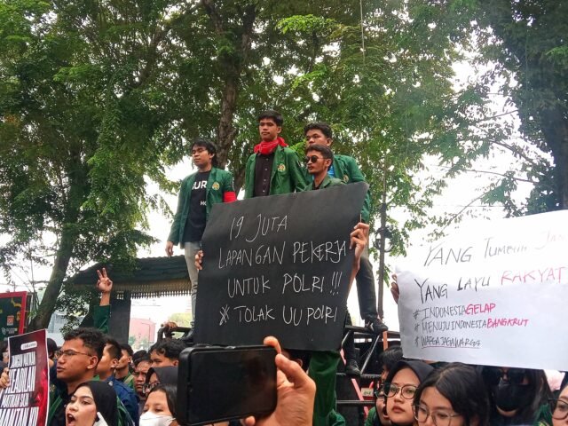 Massa aksi tengah berkumpul di depan gedung DPRD Sumut , Senin (15/6/2026). | Winny Stefanie 