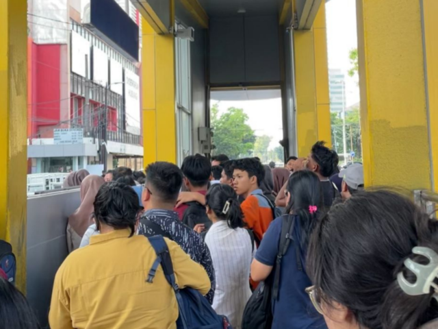 ANTREAN | Penumpang tampak ramai memadati halte untuk mengantre kedatangan bus, Selasa (26/05/2026) | Muaz Alfattah Fadhani