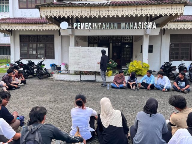 Suasana Konsolidasi BEM USU di depan Gedung Kesekretariatan BEM USU, Jumat (12/6/2026). | Winny Stefanie