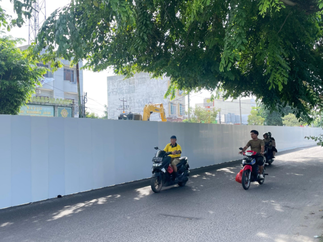 PROYEK | Sebuah alat berat ekskavator terlihat sedang beroperasi di balik pagar pembatas proyek, Selasa (12/05/2026) | Muaz Alfattah Fadhani