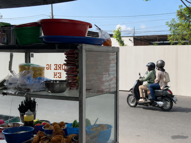 PROYEK | Sebuah alat berat ekskavator terlihat sedang beroperasi di balik pagar pembatas proyek, Selasa (12/05/2026) | Muaz Alfattah Fadhani