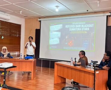 Gilang saat pemaparan materi dalam forum diskusi “Membaca Tantangan Psikososial Generasi Muda di Era Digital” di PUI USU, Selasa(2/6/2026). | Putri Salwa Assyifa