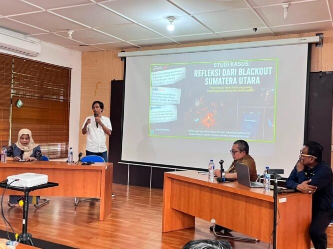 Gilang saat pemaparan materi dalam forum diskusi “Membaca Tantangan Psikososial Generasi Muda di Era Digital” di PUI USU, Selasa(2/6/2026). | Putri Salwa Assyifa
