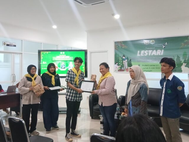 Penyerahan sertifikat kepada para pemateri di Student Center USU, Jumat (5/6/2026). | Hasrina Arum Maulida