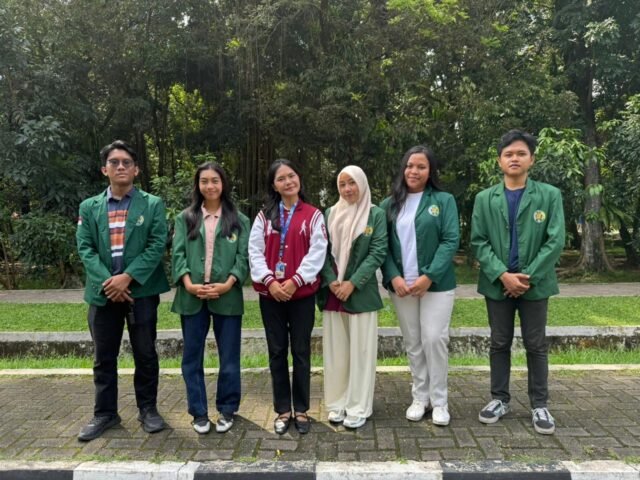 Kelompok 2 MKWU-C USU berfoto bersama di Kampus USU (1/6/2026). | Sumber Istimewa