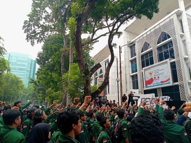 KEPALKAN TANGAN | Massa aksi menyerukan "Hidup mahasiswa" sembari merapatkan barisan yang dipimpin oleh orator di baris belakang, Senin (15/6/2026). | Firda Elisa