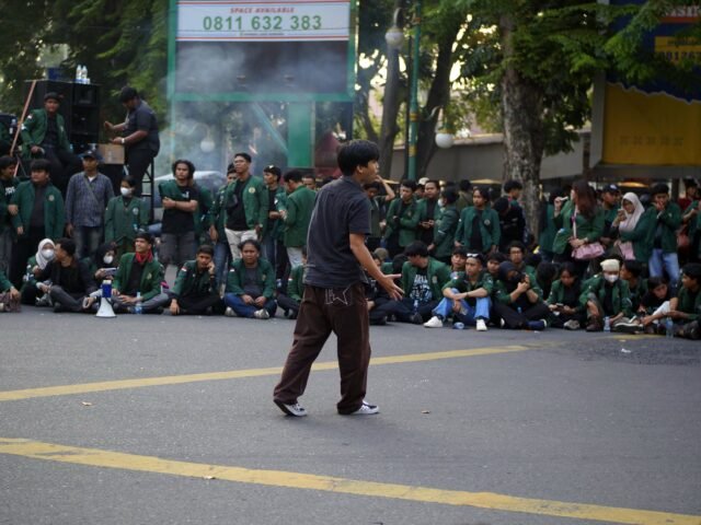 ORASI | Seruan perlawanan disampaikan di tengah lingkaran massa aksi, Senin (15/6/2026). | Cyntia Lorena Br Tarigan