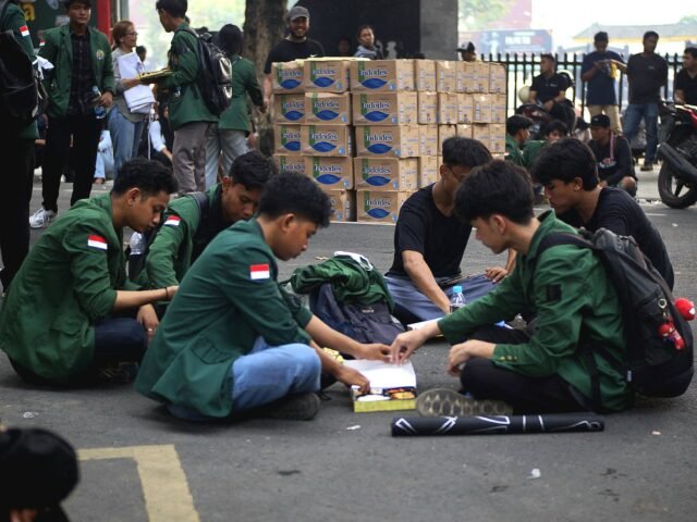 TENGAH AKSI | Aktivitas makan bersama dilakukan mahasiswa untuk mengisi energi di sela-sela demonstrasi, Senin (15/6/2026). | Cyntia Lorena Br Tarigan