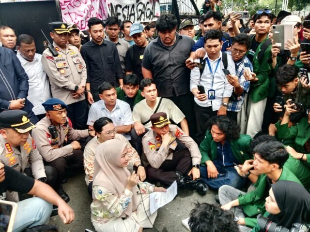 BERDIALOG | Ketua DPRD Sumut menjumpai massa aksi dan membacakan poin tuntutan, Senin (15/6/2026). | Ruth Cinthia Sianturi