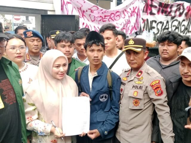 DITANDATANGANI | Ketua DPRD Sumut menandatangani sembilan poin tuntutan massa aksi, Senin (15/6/2026). | Ruth Cinthia Sianturi
