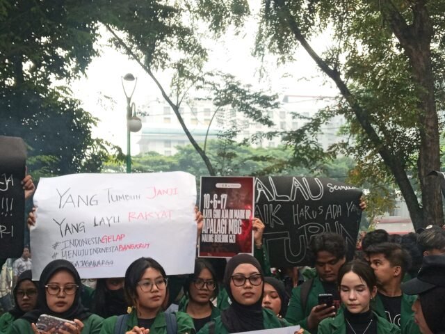 MENUNGGU | Rombongan massa aksi menunggu kehadiran ketua DPRD Sumut dengan poster kritik tetap terangkat, Senin (15/6/2026). | Winny Stefanie