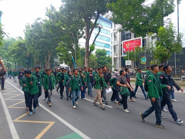 KEDATANGAN | Massa aksi saat tiba di gedung DPRD Sumut, Senin (15/6/2026). | Winny Stefanie
