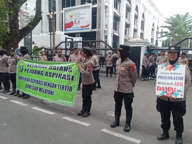 SAMBUTAN | Para Polisi telah bersiap menyambut massa aksi di depan kantor DPRD Sumut, Senin (15/6/2026). | Winny Stefanie
