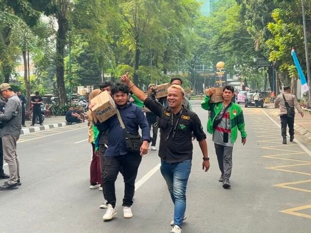 DUKUNGAN | Komunitas ojol datang membawa bantuan logistik, Senin (15/6/2026). | Muhammad Nabil Farish
