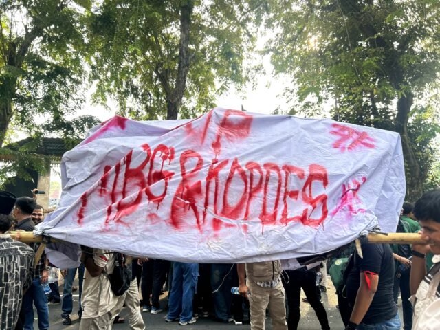 SIMBOL | Aksi gabungan Mahasiswa UINSU membawa replika peti mati di depan kantor DPRD Sumut, Senin (15/6/2026). | Muhammad Nabil Farish