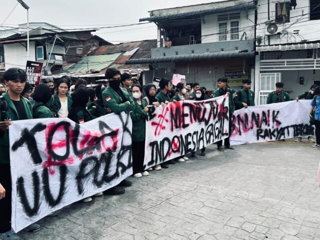 TUNTUTAN | Massa mahasiswa membentangkan spanduk tuntutan saat menggelar aksi demonstrasi, Senin (15/6/2026). | Muhammad Nabil Farish