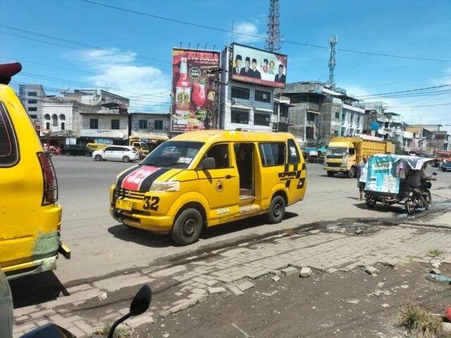 Salah satu unit angkot bernomor 32 diparkirkan di pinggir jalan Tahi Bonar Simatupang, Jumat, (15/05/2026). | Cyntia Lorena Br Tarigan