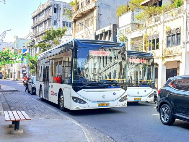 Dua armada bus listrik melintas bersamaan di daerah Kesawan, jalan Jenderal Ahmad Yani, Jumat (3/4/2026). | Winny Stefanie