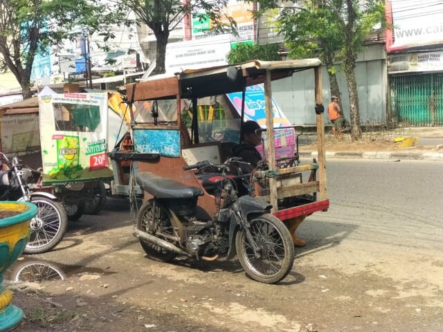 Beberapa becak motor menunggu penumpang di kawasan Pasar Sore Padang Bulan, Kamis (14/05/2026). | Cyntia Lorena Br Tarigan