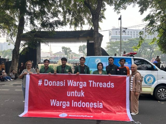 Dokumentasi dan Penyerahan Logistik kepada perwakilan massa aksi di depan Gedung DPRD Sumut, Senin (15/06/2026). | Muhammad Nabil Farish