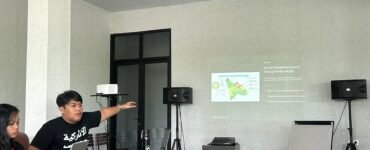 Pemaparan Materi Mengenai Isu Geothermal di Sorik Marapi Oleh Staf WALHI Sumut Reza Anggi Riziqo, Rabu (17/06/2026). | Muhammad Nabil Farish