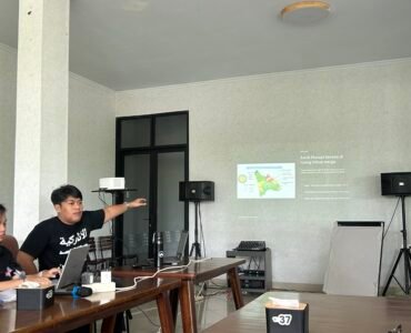 Pemaparan Materi Mengenai Isu Geothermal di Sorik Marapi Oleh Staf WALHI Sumut Reza Anggi Riziqo, Rabu (17/06/2026). | Muhammad Nabil Farish