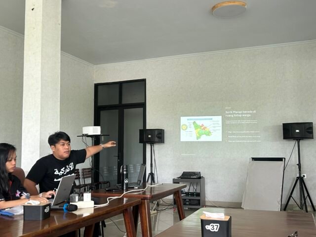 Pemaparan Materi Mengenai Isu Geothermal di Sorik Marapi Oleh Staf WALHI Sumut Reza Anggi Riziqo, Rabu (17/06/2026). | Muhammad Nabil Farish
