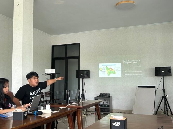 Pemaparan Materi Mengenai Isu Geothermal di Sorik Marapi Oleh Staf WALHI Sumut Reza Anggi Riziqo, Rabu (17/06/2026). | Muhammad Nabil Farish