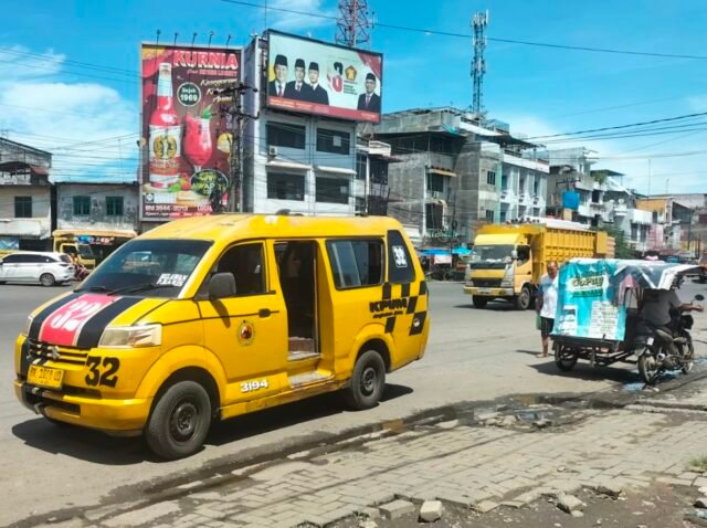 Salah satu unit angkot bernomor 32 diparkirkan di pinggir jalan Tahi Bonar Simatupang, Jumat (15/5/2026). | Cyntia Lorena Br Tarigan