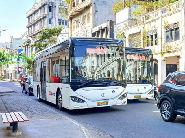 Dua armada bus listrik melintas bersamaan di daerah Kesawan, jalan Jenderal Ahmad Yani, Jumat (3/4/2026). | Winny Stefanie