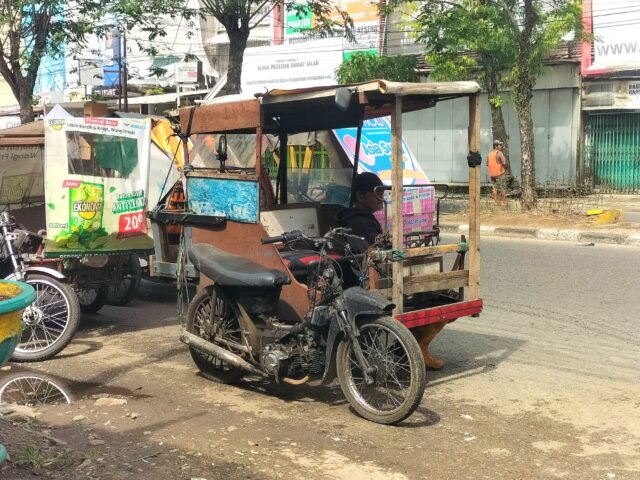 Beberapa becak motor menunggu penumpang di kawasan Pasar Sore Padang Bulan, Kamis (14/05/2026). | Cyntia Lorena Br Tarigan