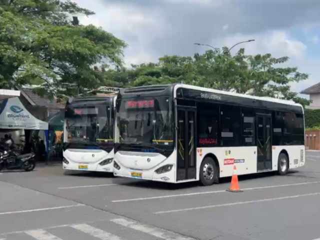 Bus Listrik Medan tampak terparkir menunggu penumpang di salah satu pemberhentian, Medan, Selasa (26/5/2026) | Muhammad Nabil Farish