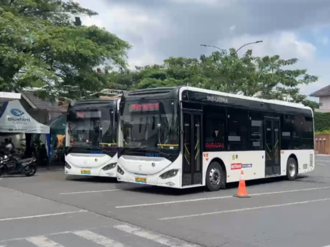 Bus Listrik Medan tampak terparkir menunggu penumpang di salah satu pemberhentian, Medan, Selasa (26/5/2026) | Muhammad Nabil Farish