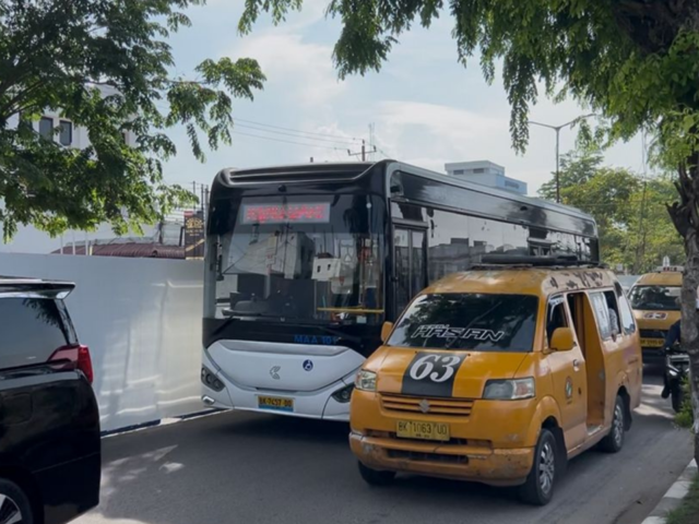 Kendaraan bermotor melewati jalan proyek pembangunan jalur khusus BRT Mebidang, Medan, Selasa (12/05/2026) | Muaz Alfattah Fadhani