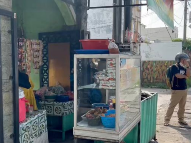 Warung Pedagang Soto di pinggir jalan pembangunan jalur khusus brt mebidang, Medan, Selasa (12/05/2026) | Muhammad Nabil Farish