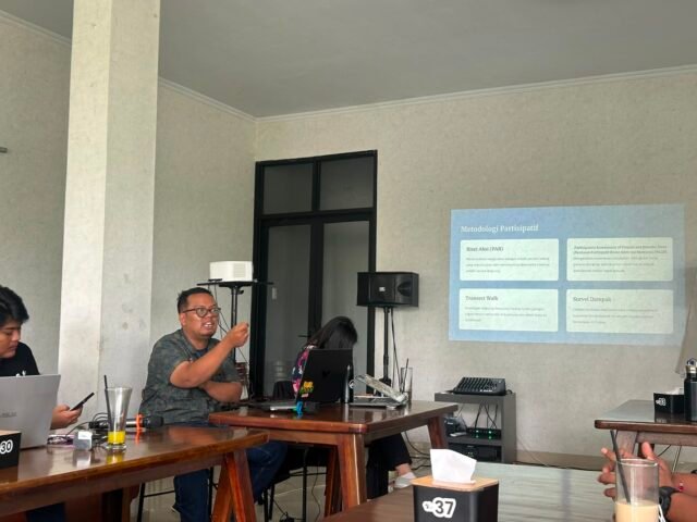 Pemaparan materi mengenai metodologi partisipatif dari perwakilan Bitra Indonesia, Abdul Halim Sukma Sembiring, Rabu (17/6/2026). | Muhammad Nabil Farish