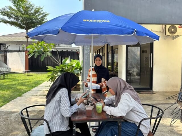 Payung otomatis berbasis sensor cahaya yang dibuat oleh Tim USU Transformative dipasang di area outdoor KAVE Medan, Kamis (23/7/2026). | Sumber Istimewa