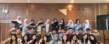 Foto bersama peserta Diploschool dengan panitia, Senin (8/7/2026). | Sumber Istimewa