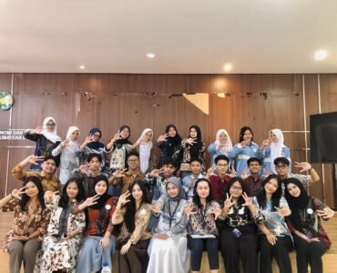 Foto bersama peserta Diploschool dengan panitia, Senin (8/7/2026). | Sumber Istimewa