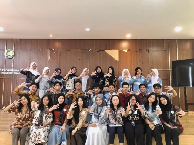 Foto bersama peserta Diploschool dengan panitia, Senin (8/7/2026). | Sumber Istimewa