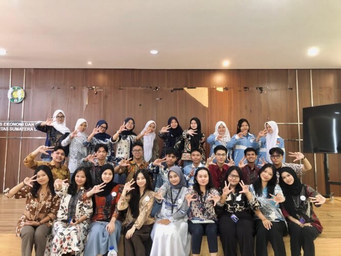 Foto bersama peserta Diploschool dengan panitia, Senin (8/7/2026). | Sumber Istimewa