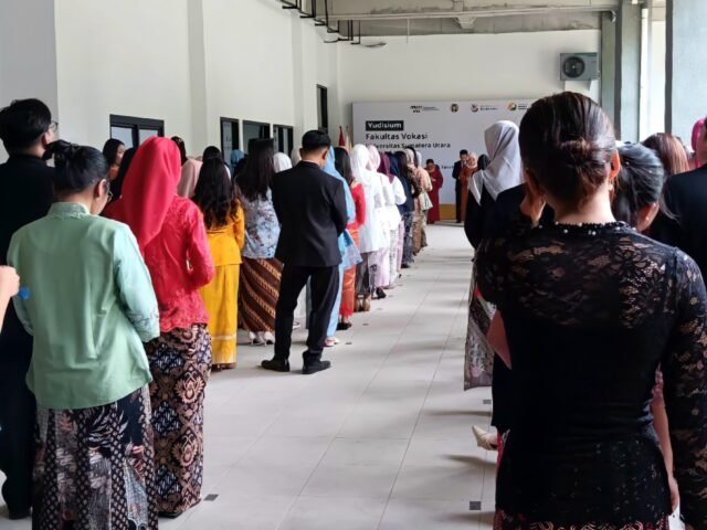 Suasana saat mahasiswa Fakultas Vokasi USU berdiri selama yudisium di Pelataran Gedung A Vokasi, Jumat (21/8/2026). | Sumber Istimewa