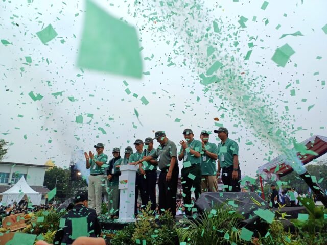 RESMI | Jajaran rektorat menandai peresmian mahasiswa baru USU 2026, diikuti dengan konfeti yang berhamburan di udara, Rabu (12/8/2026). | Dinar Fazira Fitri