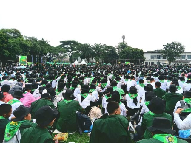 RAMAI | Mahasiswa baru berkumpul di Lapangan Kembar dalam rangkaian kegiatan PKKMB, Rabu (12/8/2026). | Imelda Sari Manalu